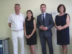Na zdjęciu dr M. Mądry, oddziałowa A. Spychała, starosta G. Garczyński oraz prezes ZCM J. Siwicka.